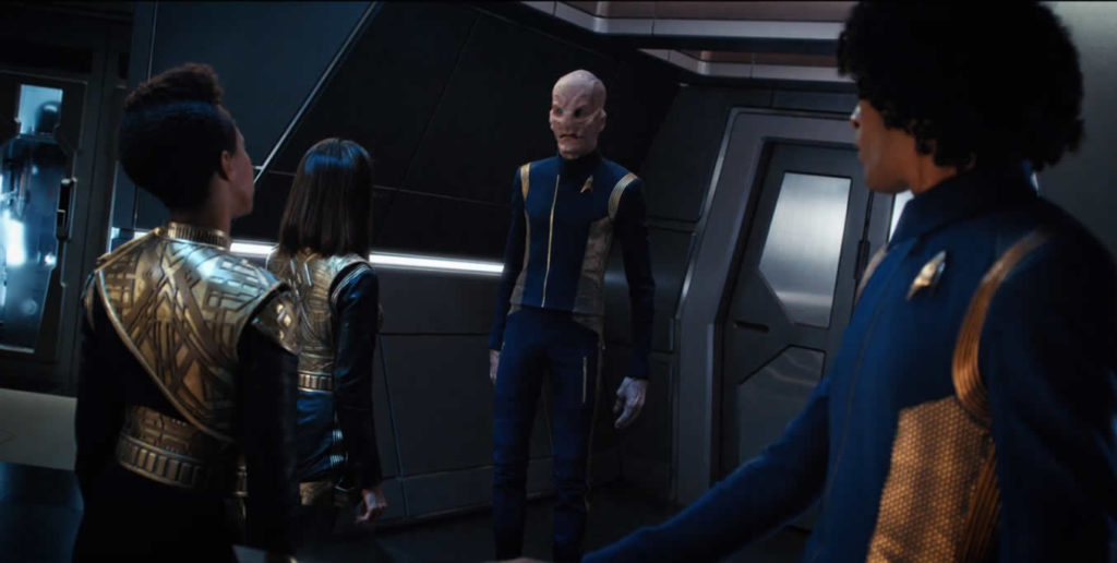 Star Trek Discovery S01E14 - The War Without, The War Within - Saru recebe a Imperatris Georgiou no teletransporte